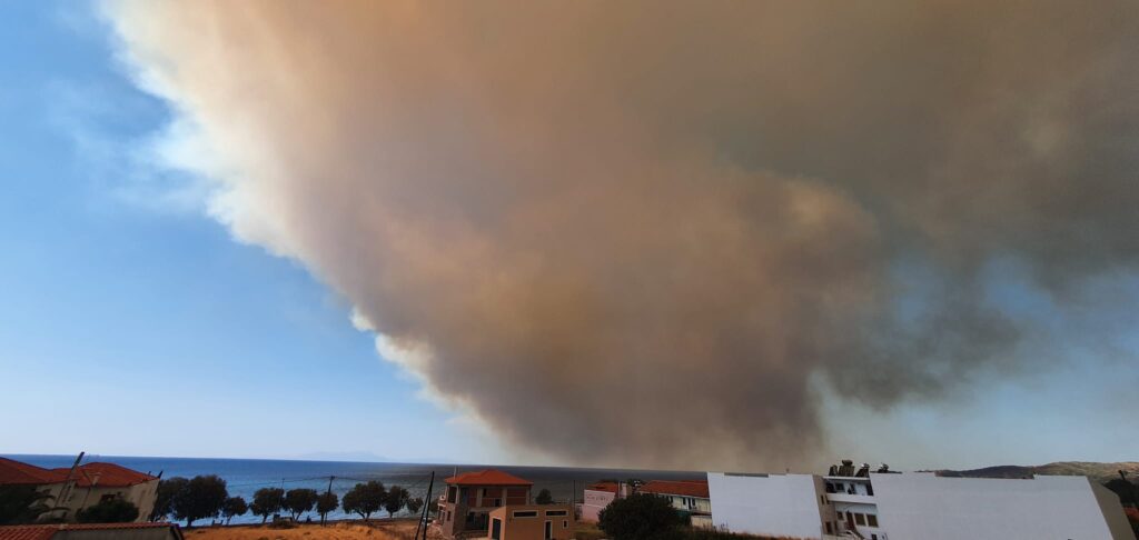 εκτός-ελέγχου-το-πύρινο-μέτωπο-στη-λέσ-914173