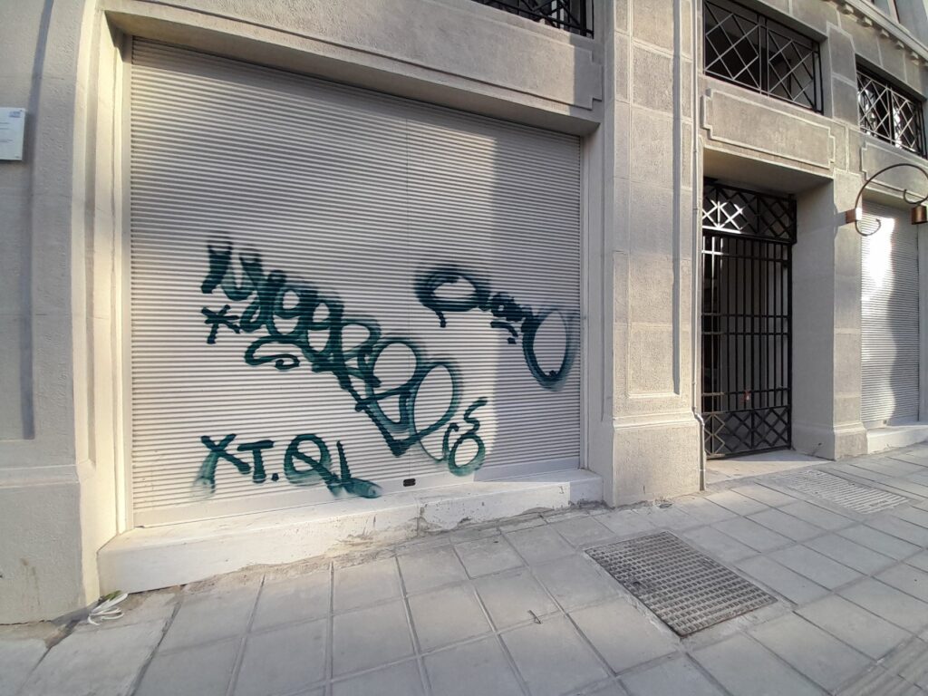 βανδάλισαν-με-γκράφιτι-την-αγορά-μοδι-908730