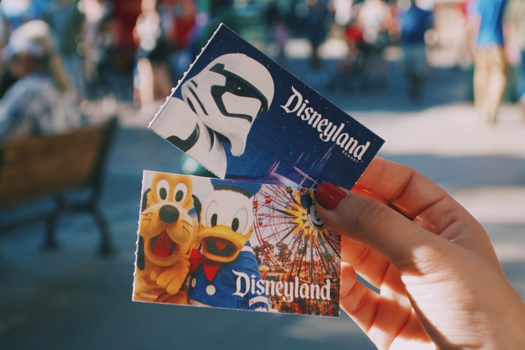 η-disneyland-αναζητά-έλληνες-εργαζόμενους-929785