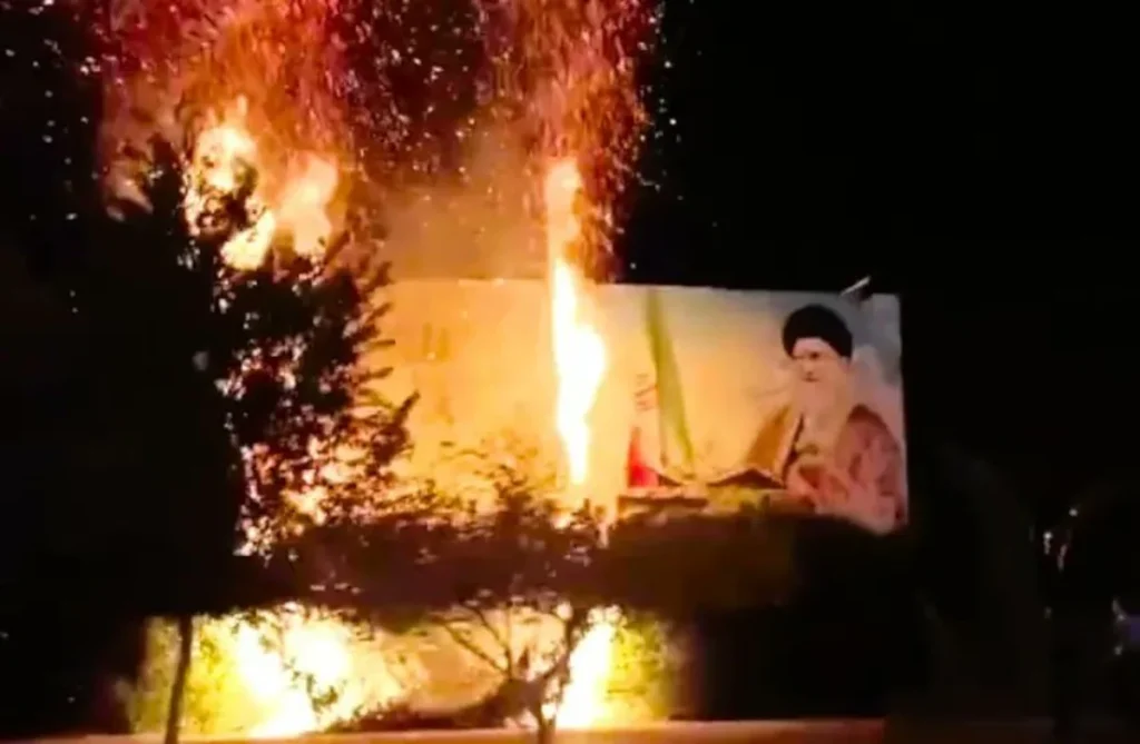 ιράν-διαδηλωτές-έβαλαν-φωτιά-στο-πατρ-937692