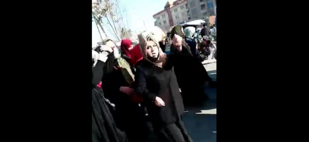 αφγανιστάν-γυναίκες-διαδηλώνουν-ενά-951638