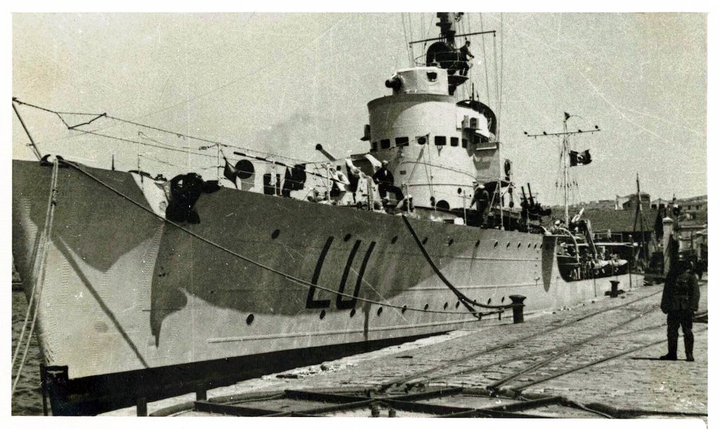 camera-obscura-ένα-ιταλικό-πολεμικό-πλοίο-στο-λιμ-958967