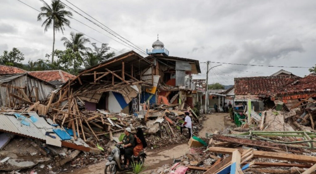 ινδονησία-καταστροφές-σε-120-κτίρια-από-958612