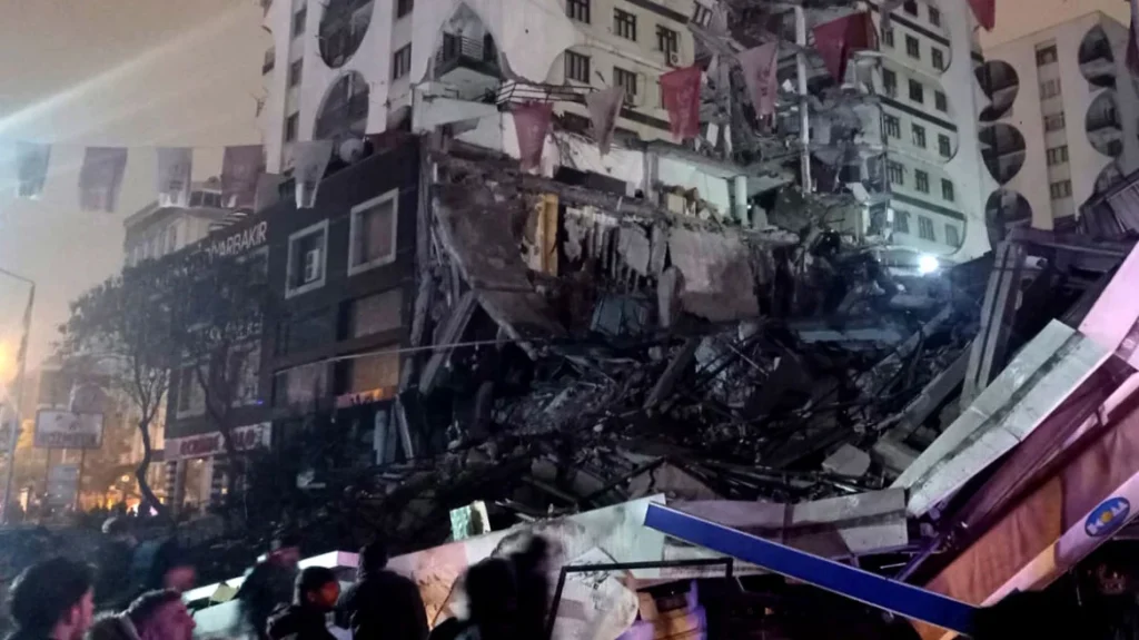 φονικός-σεισμός-χτύπησε-τουρκία-συρί-969902
