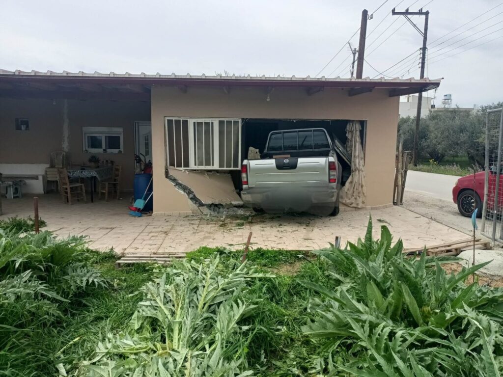 κρήτη-όχημα-έπεσε-πάνω-σε-σπίτι-γκρε-994359