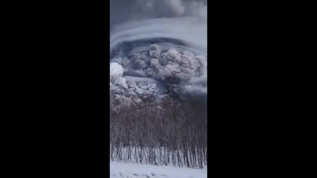 ρωσία-εξερράγη-το-ηφαίστειο-σιβέλιτς-994877