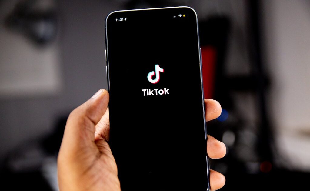 TikTok Τί είναι το «Deodorant challenge» που στέλνει τα παιδιά στο