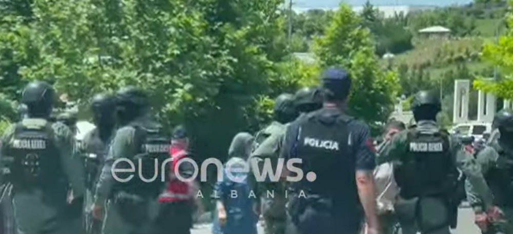 αλβανία-έφοδος-της-αστυνομίας-σε-κατα-1022571