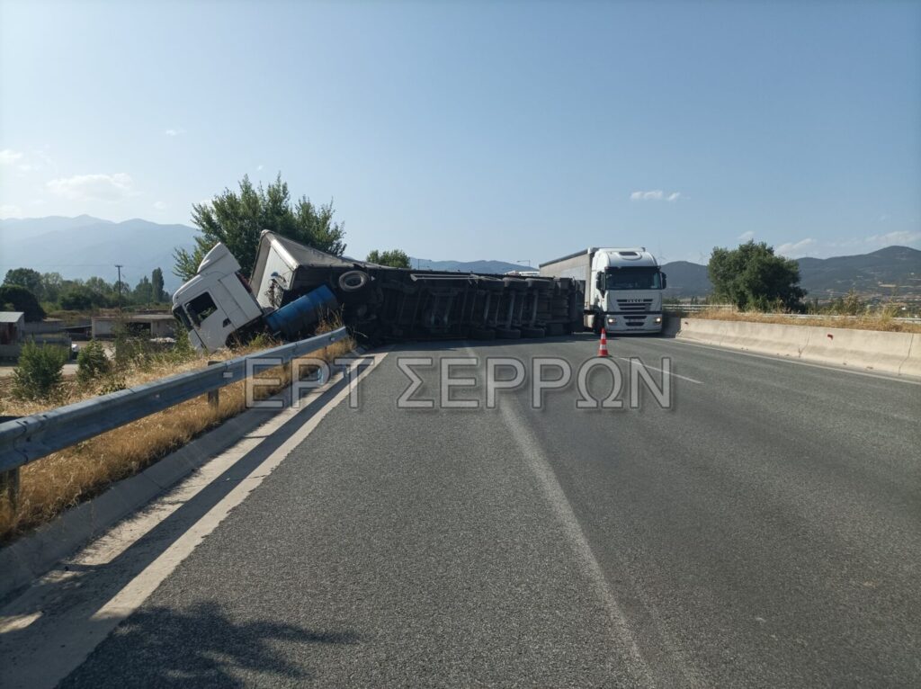 σέρρες-ανατροπή-τριαξονικής-νταλίκα-1036443