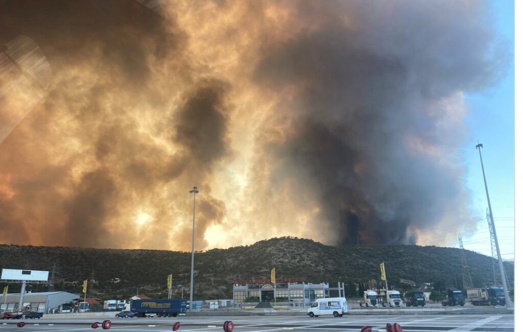 φωτιά-στο-λουτράκι-διακόπηκε-η-κυκλοφ-1034206