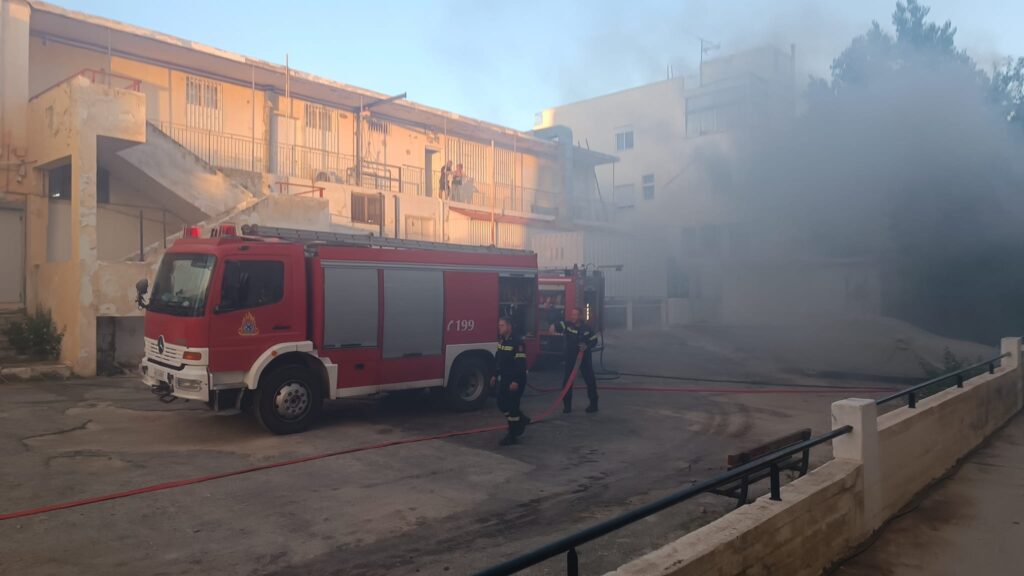 αργυρούπολη-φωτιά-σε-σκάφος-σε-ακάλυπ-1042058