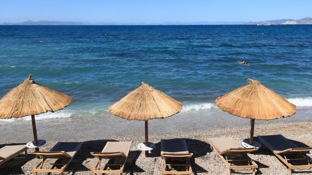 γυρνάει-ο-κόσμος-την-πλάτη-στις-ξαπλώσ-1042900