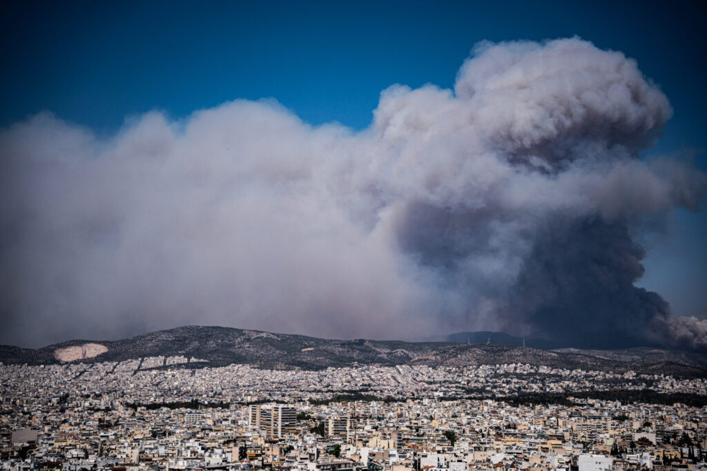 ο-καπνός-της-φωτιάς-σκέπασε-την-αθήνα-1047662