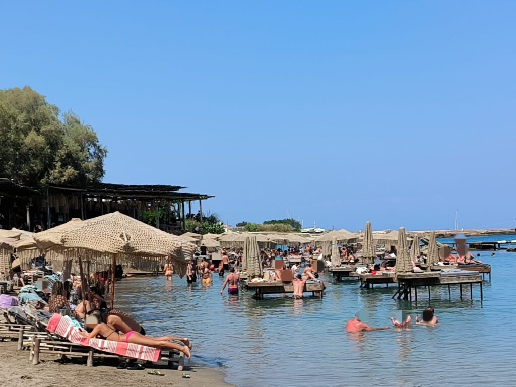 ρόδος-οι-πλωτές-ξαπλώστρες-στη-θάλασσ-1043321