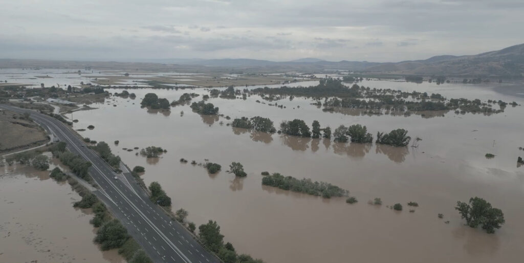 σε-μια-απέραντη-λίμνη-έχει-μετατραπεί-1053711