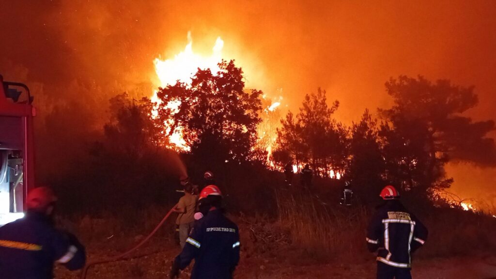 νύχτα-κόλαση-στη-λευκίμμη-16η-ημέρα-φωτι-1051738