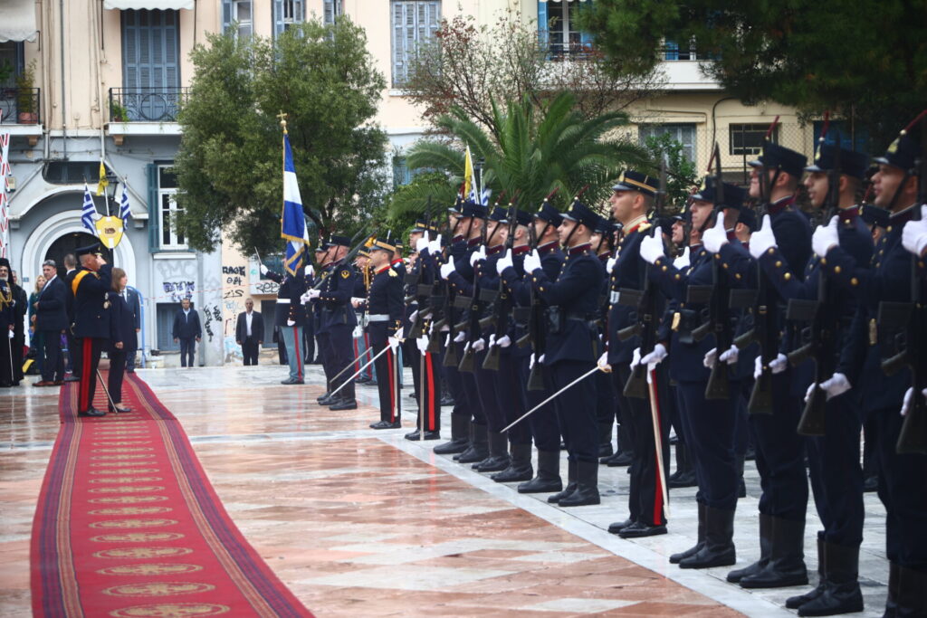 πλήθος-κόσμου-παρά-τη-βροχή-στον-ιερό-ν-1073933