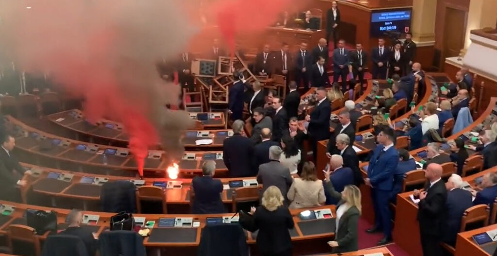 αλβανία-φωτιά-στο-κοινοβούλιο-λαμπ-1084061