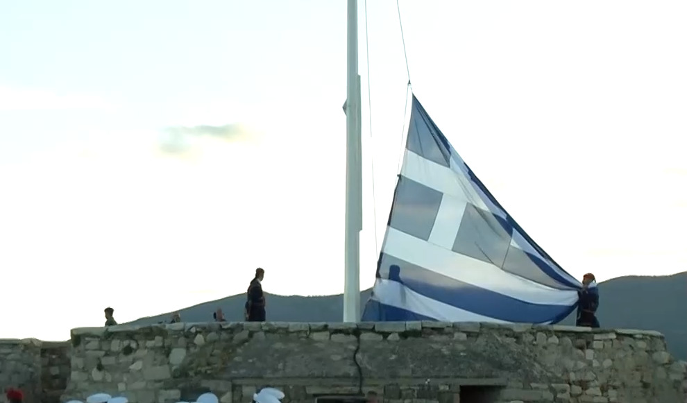 βίντεο-έπαρση-της-σημαίας-στην-ακρόπο-1084077