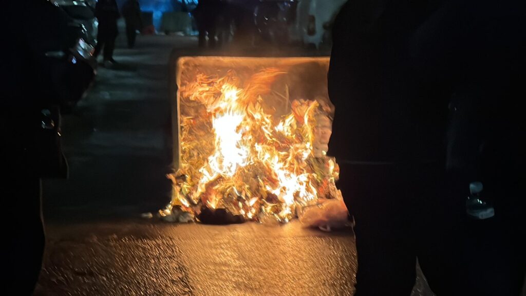 θεσσαλονίκη-οδοφράγματα-και-φωτιά-σε-1091303