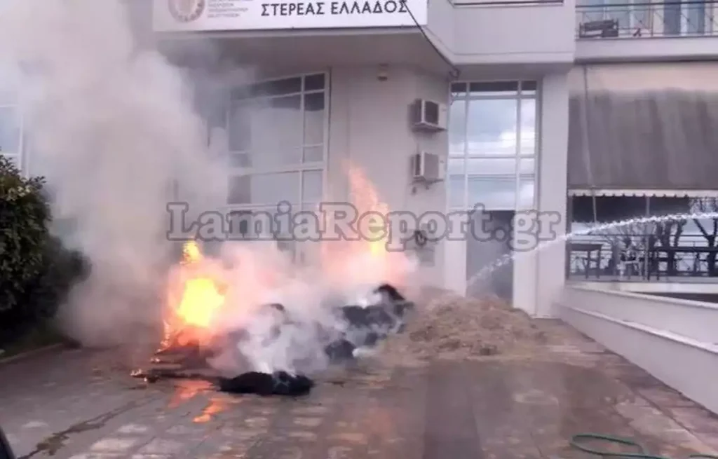 φωτιά-έβαλαν-αγρότες-έξω-από-τα-γραφεί-1112162