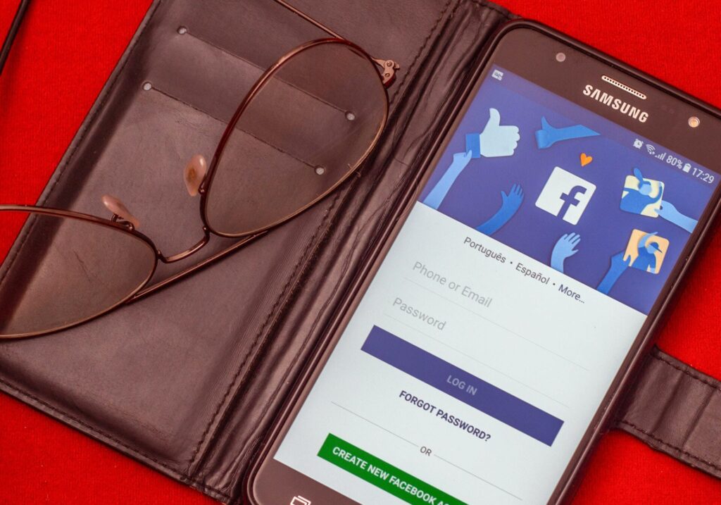 facebook-πώς-έκλεβε-δεδομένα-από-το-snapchat-μέσω-smartph-1110188