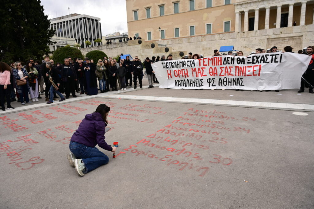 εικόνες-έγραψαν-με-κόκκινη-μπογιά-τα-ο-1126180