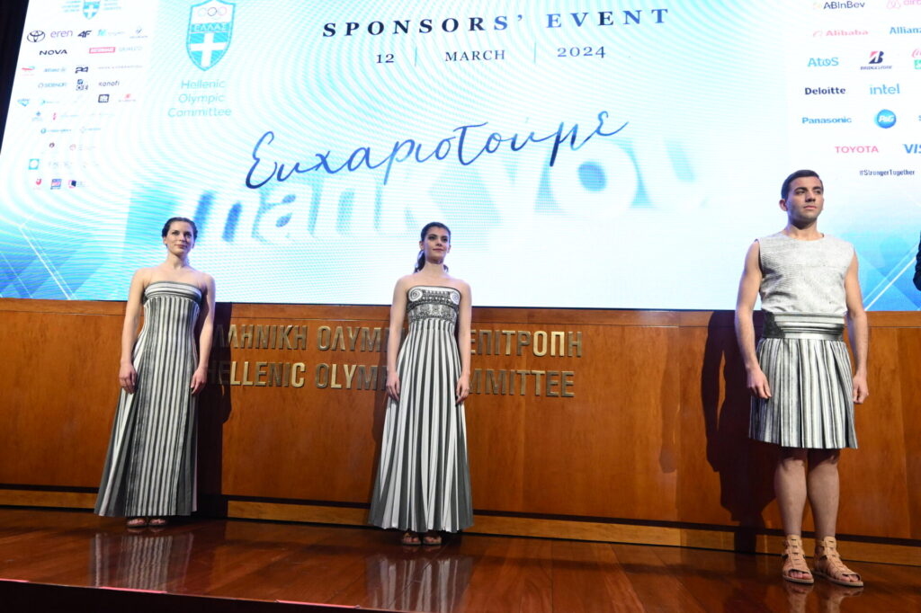 οι-νέες-ενδυμασίες-για-τις-ιέρειες-στη-1134559