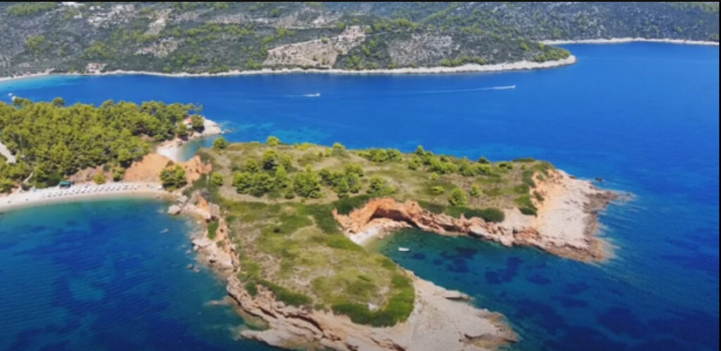 δύο-παραλίες-ελληνικών-νησιών-ανάμεσ-1142686