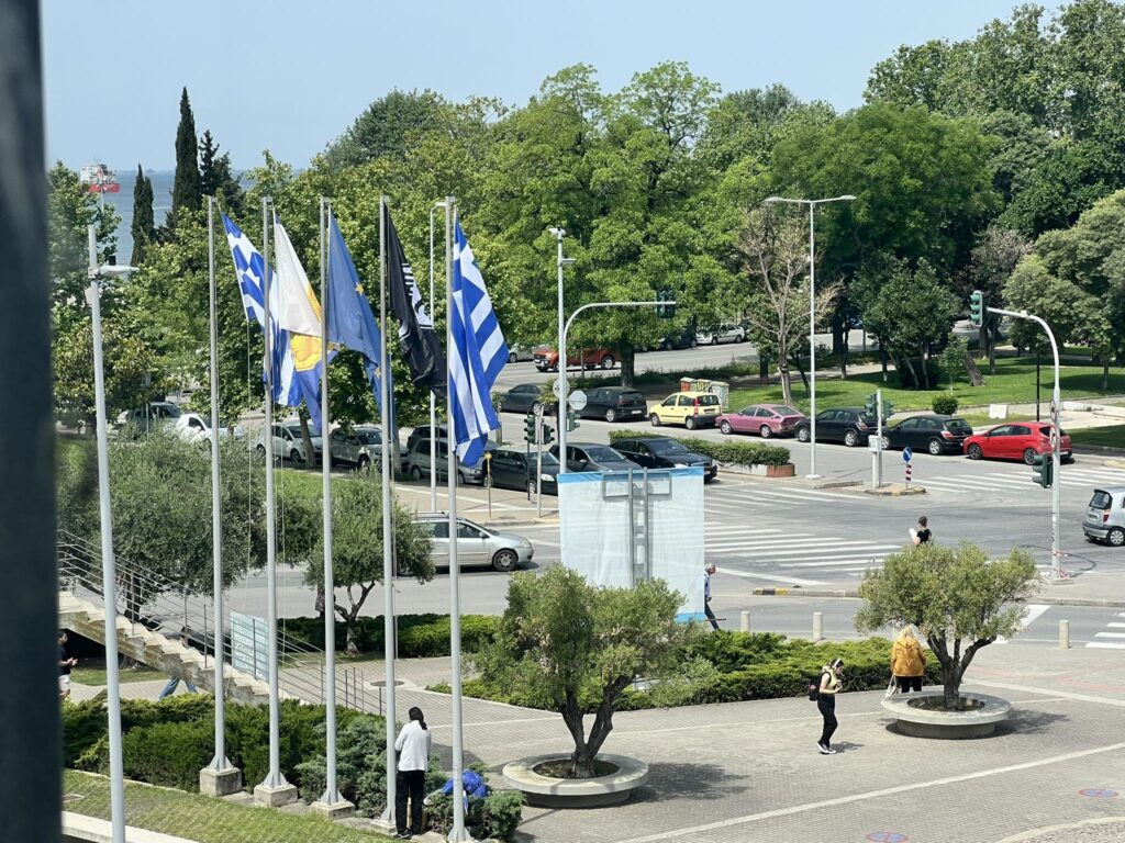 τοποθετήθηκε-η-σημαία-του-παοκ-έξω-από-1164072