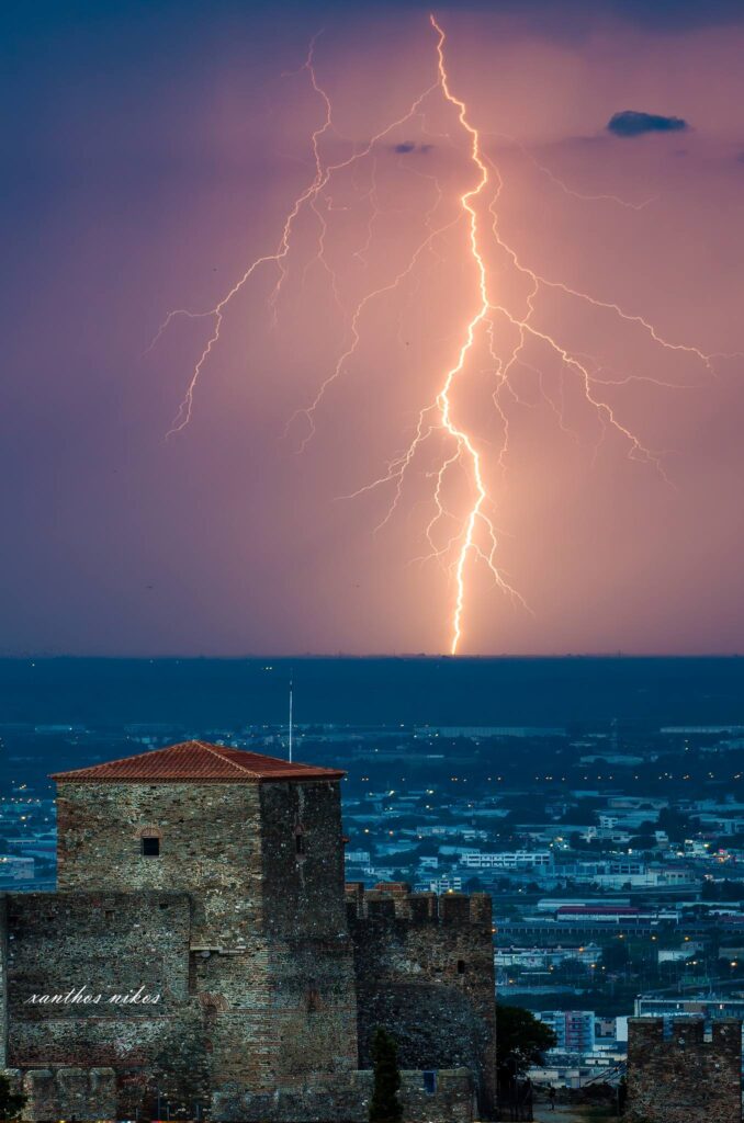 οι-κεραυνοί-πάνω-από-την-πόλη-1181380