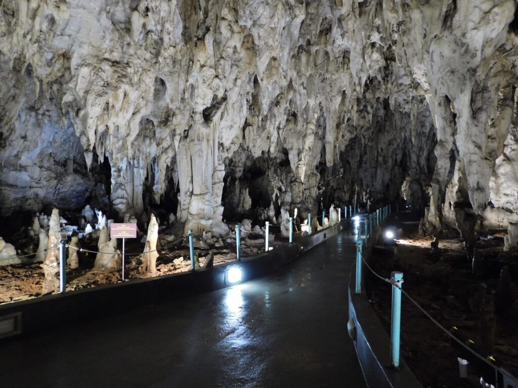 η-γλυπτική-της-φύσης-στο-σπουδαίο-σπήλ-1174069