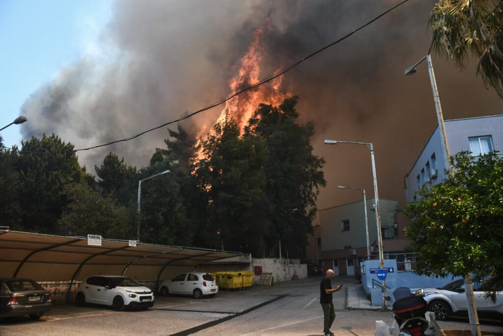 φωτιά-στην-πάτρα-οι-φλόγες-μπήκαν-στον-1186595