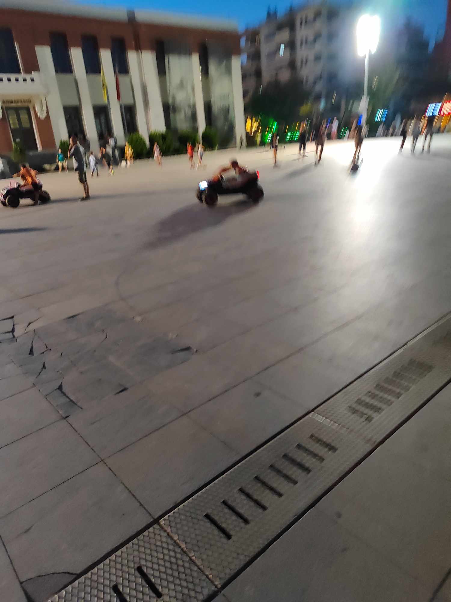 πεζόδρομος Καλαμαριάς, αυτοκινητάκια