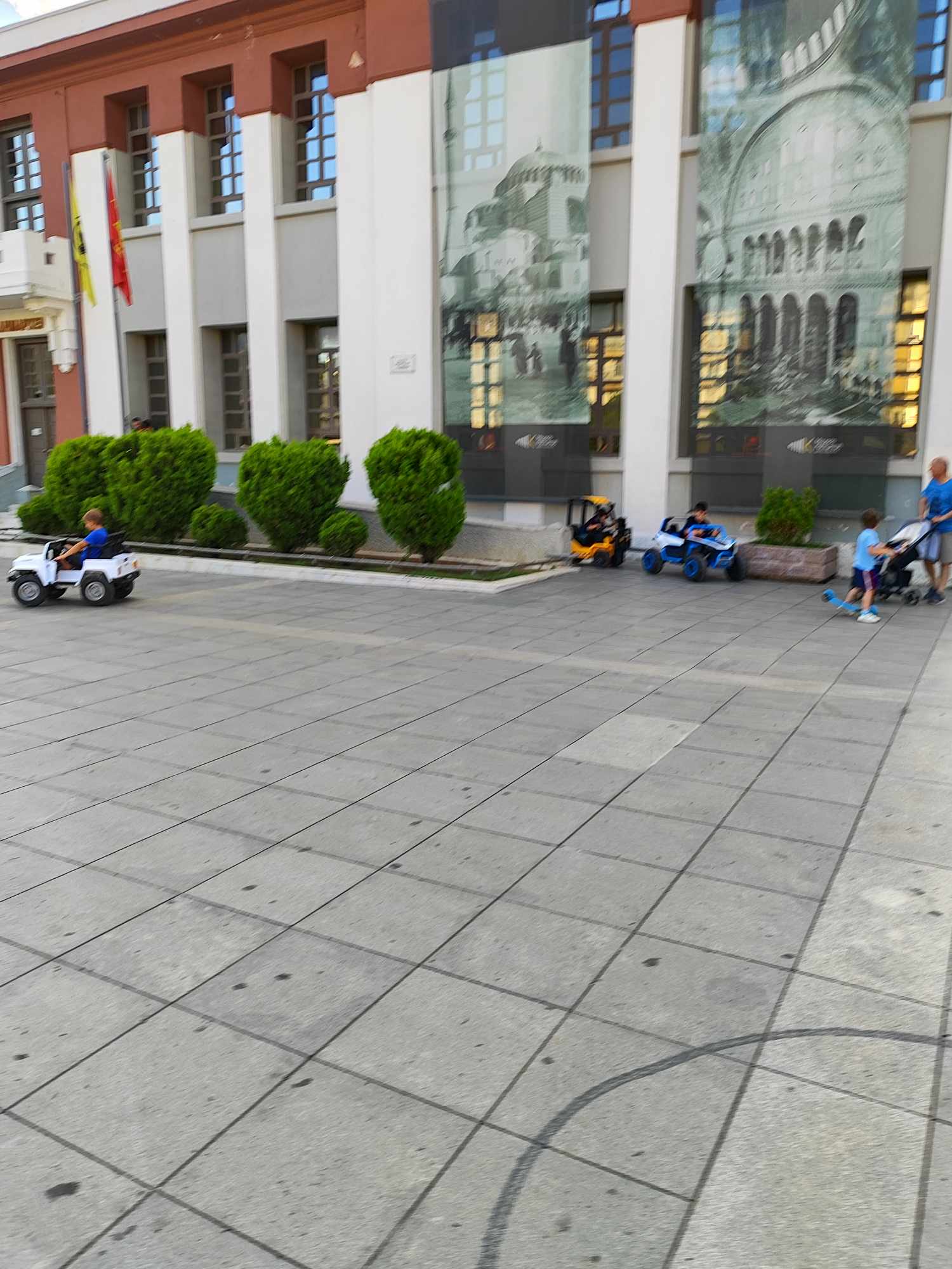 πεζόδρομος Καλαμαριάς, αυτοκινητάκια 