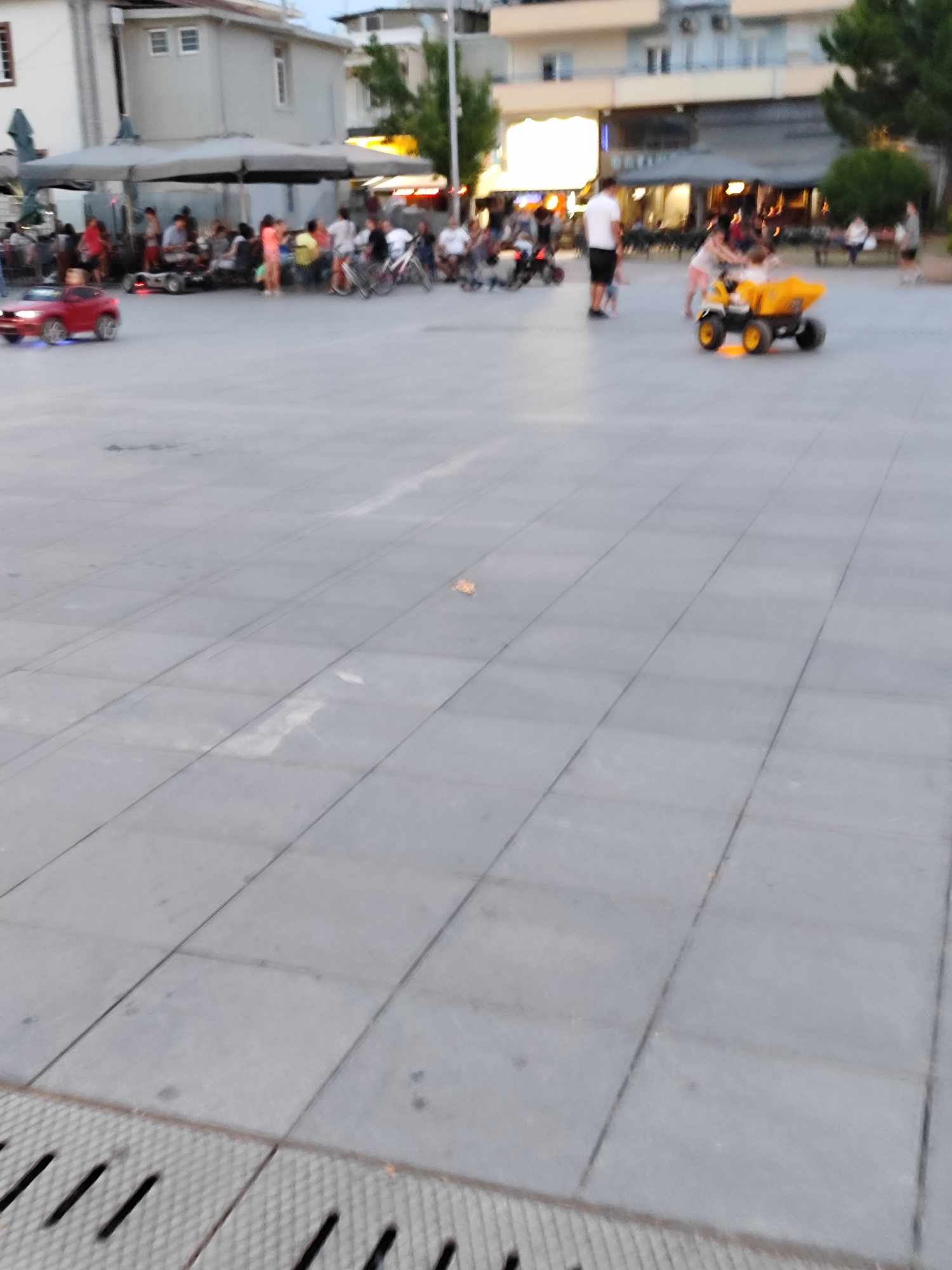 πεζόδρομος Καλαμαριάς, αυτοκινητάκια