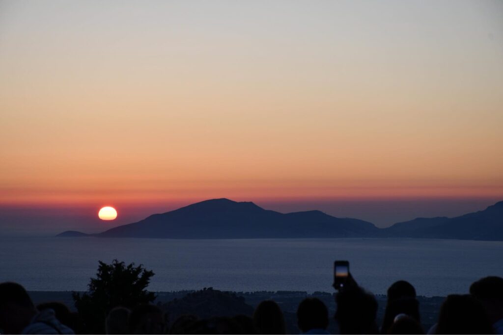 βλέποντας-ένα-μαγικό-ηλιοβασίλεμα-απ-1202458