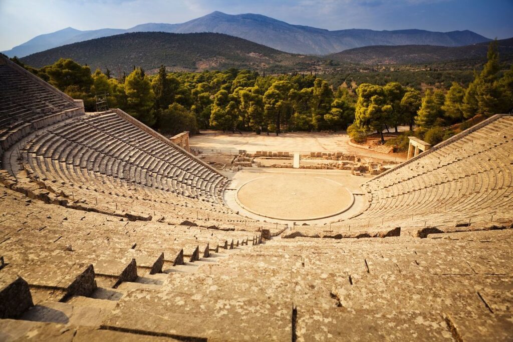 το-αρχαίο-θέατρο-της-επιδαύρου-από-ψηλ-1198664