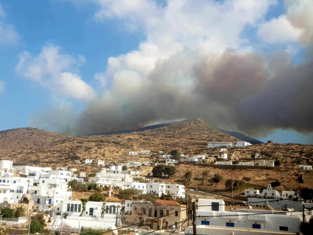 μεγάλη-φωτιά-στην-ίο-επιχειρούν-και-ε-1237678