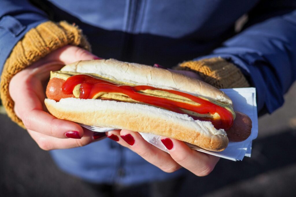 πράξη-προδοσίας-η-κατανάλωση-hot-dog-στη-β-1265596