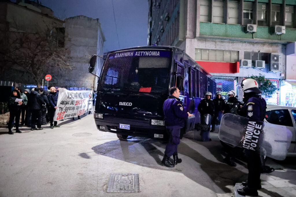 συγκέντρωση-έξω-από-το-πολιτικό-γραφε-1284961