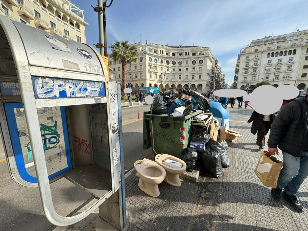 οι-κάδοι-ξεχειλίζουν-στην-καρδιά-της-π-1275301