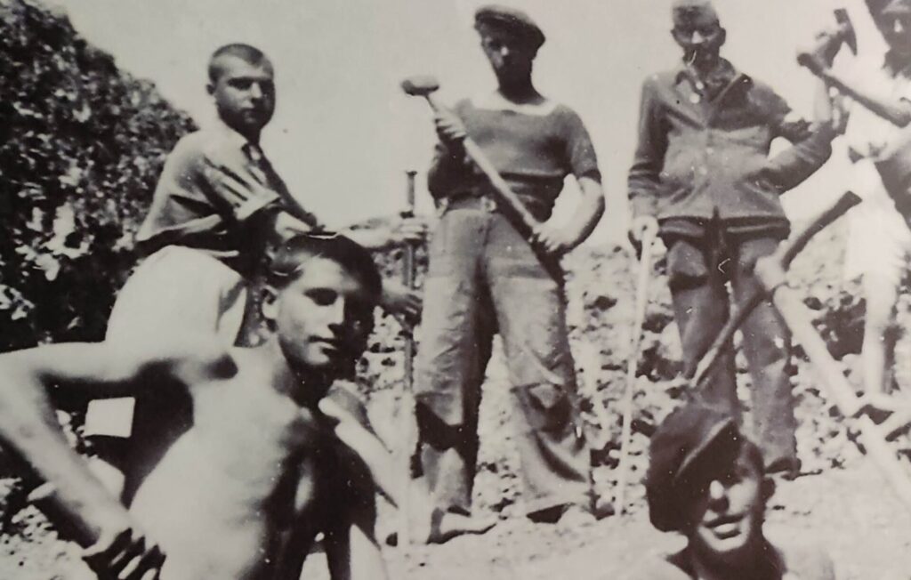 η-έκθεση-που-μιλά-για-το-ελληνικό-μαου-1325697