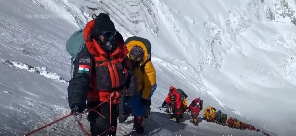 mpotiliarisma-sto-everest-oreivates-kanoyn-oyra-gia-na-anevoyn-stin-koryfi-1327452