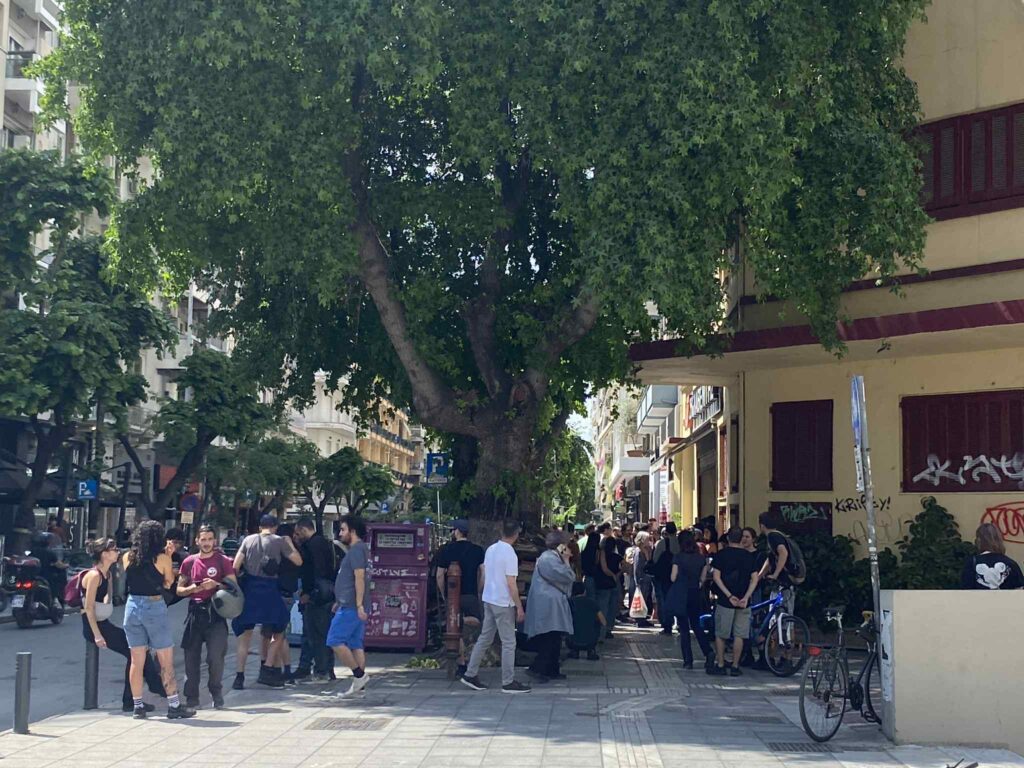 ένταση-και-προσαγωγές-έξω-από-σούπερ-μ-1328178