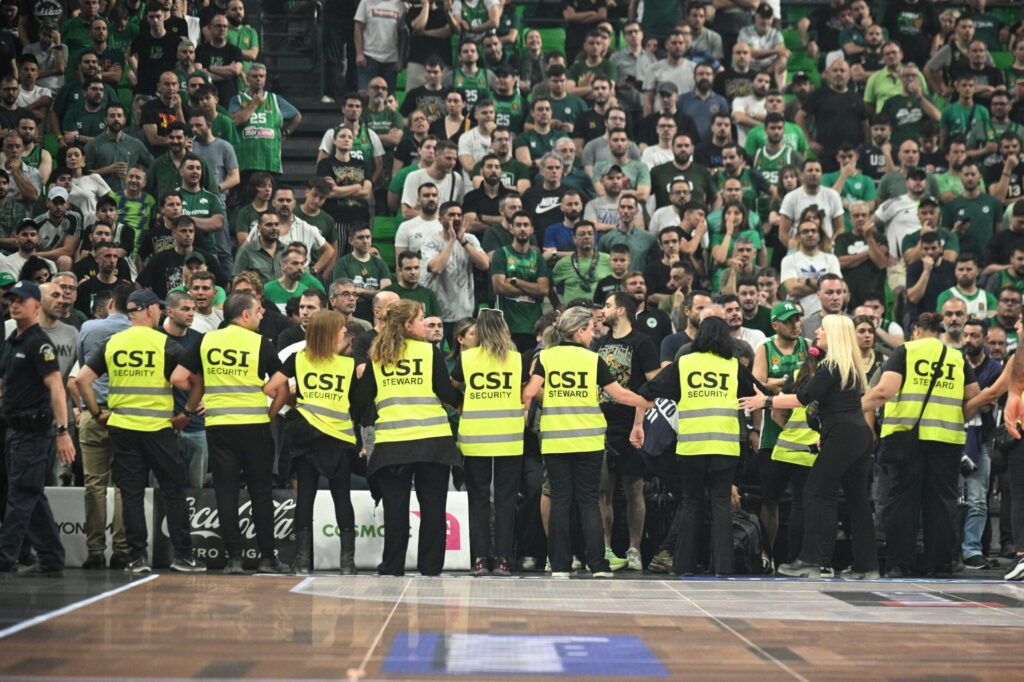 olympiakos-amp-8211-panathinaikos-i-asemni-cheironomia-toy-foyrnie-se-opadoys-kai-oi-minyseis-1331014