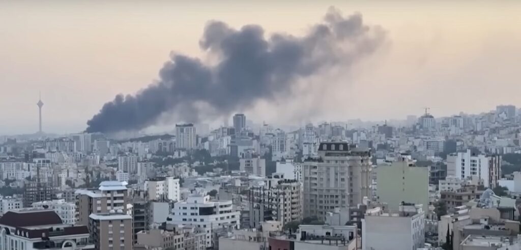 israil-kai-iran-synechizoyn-na-antallassoyn-vomvardismoys-kai-pyraylika-pligmata-1335522