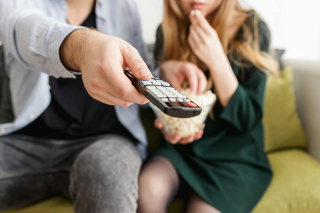 5-1-mini-tileoptikes-seires-gia-astamatito-binge-watching-1330657