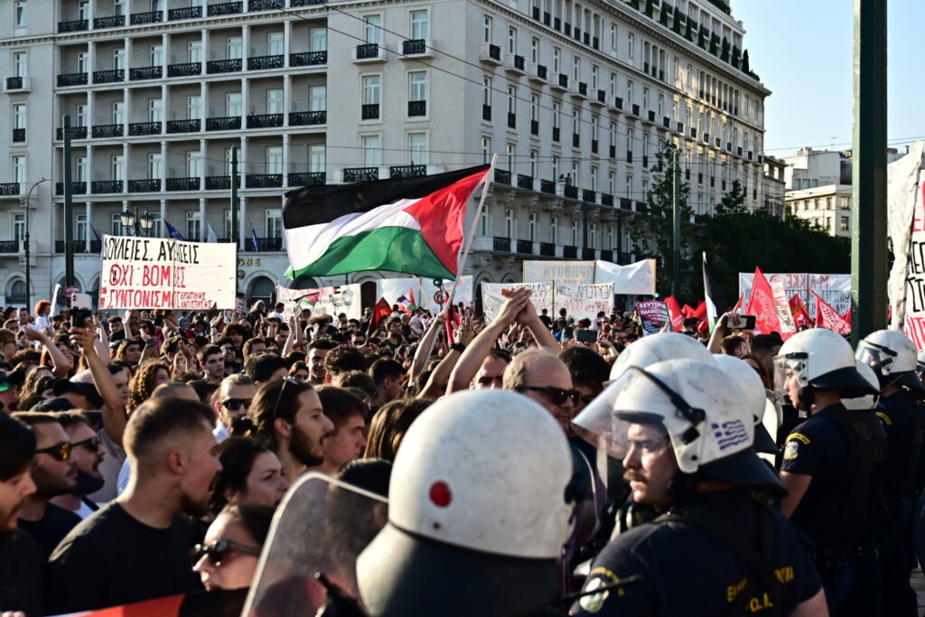 πλήθος-κόσμου-στο-σύνταγμα-διαδηλώνε-1334764