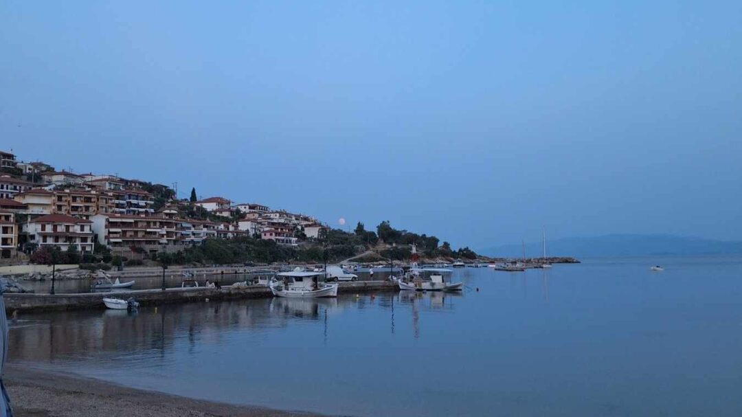 σούρουπο-και-φεγγαράδα-πλάι-στα-νερά-τ-1333307
